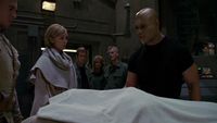 Teal'c erfährt von Shan'aucs Tod.