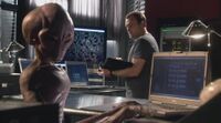 Hermiod und Rodney McKay arbeiten gemeinsam im Labor.