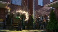Lucius Luvin testet seine Unverwundbarkeit. Animation